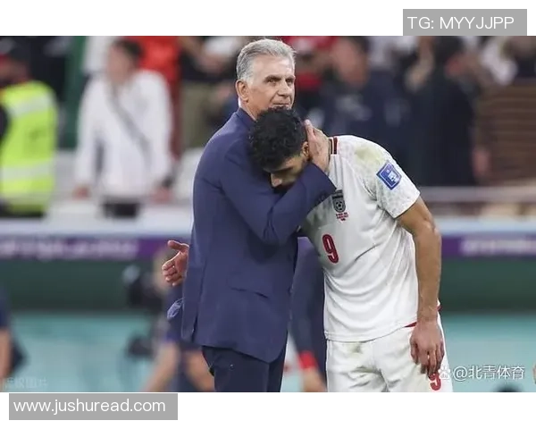 足球明星怀抱孩子展现温情一幕引发网友热议与感动